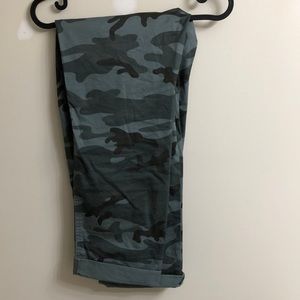 GAP Girlfriend camo khaki